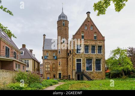 Giardino esterno e la facciata medievale del Museo Martena a Franeker, Frisia, Paesi Bassi Foto Stock