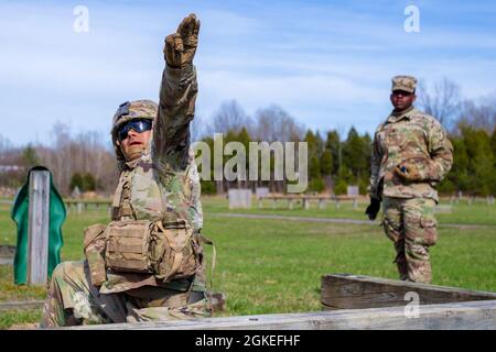 Un soldato critica personale Sgt. Christopher LaBeause si blocca su un obiettivo simulato con una granata di allenamento durante il 2021 Fort Knox e Divisione East Best Warrior Competition 30 marzo 2021, a Fort Knox, Ky. Foto Stock