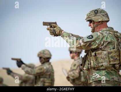 Il comandante della Task Force Spartan, Gen. Patrick Hamilton, spara con i soldati della compagnia di supporto della sede centrale, 36a Divisione di fanteria, sulla piccola gamma di armi a Camp Buehring in Kuwait, 30 marzo 2021. I soldati hanno approfittato del tempo a disposizione per ottenere la qualifica per la nuova pistola manuale dell’esercito, il SIG Sauer M-17. La nuova arma è il sostituto della M-9 Beretta che era stata la pistola militare degli Stati Uniti da quasi 30 anni. Foto Stock