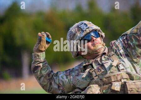 Personale Sgt. Christopher LaBeause torna a lanciare una granata di allenamento a un bersaglio simulato durante il Fort Knox and Division East Best Warrior Competition 2021 marzo 30 2021, a Fort Knox, Ky. Durante l'evento della granata manuale, i concorrenti sono stati valutati sulla tecnica corretta, la letalità - se il colpo il loro obiettivo - e il tempo complessivo per completare l'evento. Foto Stock