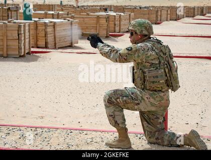 Una Task Force Spartan Soldier della Headquarters Support Company, 36a Divisione fanteria, partecipa alle operazioni di qualificazione delle armi a Camp Buehring in Kuwait, 30 marzo 2021. I soldati hanno approfittato del tempo di percorrenza per qualificarsi con la nuova pistola manuale dell’Esercito SIG Sauer M-17. La nuova arma è il sostituto della M-9 Beretta che era stata la pistola militare degli Stati Uniti da quasi 30 anni. Foto Stock