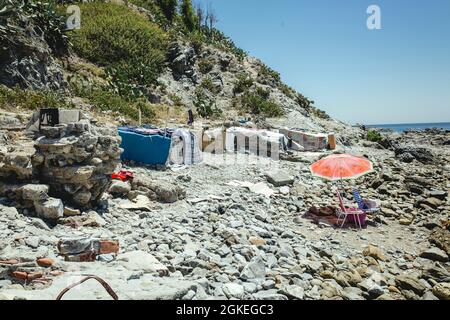 Tende e capanne autosostutrite sulla scogliera nella parte costiera di El Sarchal, più di 200 migranti hanno temporaneamente istituito il campo sulla scogliera Foto Stock