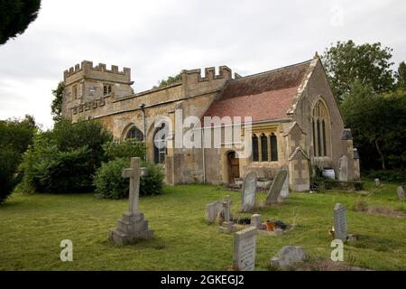 All Saints Church Weston-on-Avon, Warwickshire è un edificio di grado 1 con una storia che risale al 1066 e i resti di una croce medievale. Navata Foto Stock