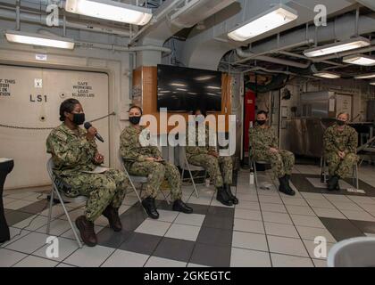 210331-N-JX361-1045 YOKOSUKA, Giappone (31 marzo 2021) il Master Chief Mattie Hackney dell'Aviazione Ordnanceman racconta la sua carriera durante una discussione del panel "Donne di Reagan" sui ponti di caos in avanti dell'unica portaerei dispiegata in avanti della Marina degli Stati Uniti, USS Ronald Reagan (CVN 76). ). Il panel è stato un evento culminante per il mese della storia delle donne e ha fornito una piattaforma per le donne leader senior assegnate a Ronald Reagan per condividere i momenti salienti della loro carriera militare con i marinai. Ronald Reagan, l'ammiraglia del Carrier Strike Group 5, fornisce una forza pronta per i combattimenti che protegge e d Foto Stock