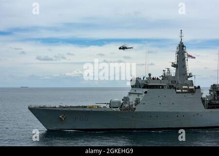 OCEANO INDIANO (31 marzo 2021) un elicottero Chetak della Marina indiana vola sopra la nave di pattuglia della Marina indiana di classe Saryu IN Sumitra (P59) durante un esercizio di passaggio con il cacciatorpediniere missilistico guidato di classe Arleigh Burke USS Russell (DDG 59) 31 marzo 2021. Russell, parte del gruppo Theodore Roosevelt Carrier Strike Group, è in fase di implementazione nell'area operativa della 7a flotta statunitense. Come la più grande flotta della Marina degli Stati Uniti, la settima flotta opera e interagisce regolarmente con 35 nazioni marittime, conducendo missioni per preservare e proteggere una regione indopacifica libera e aperta. Foto Stock