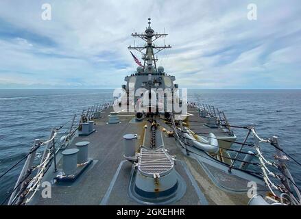 OCEANO INDIANO (31 marzo 2021) il cacciatorpediniere missilistico guidato di classe Arleigh Burke USS Russell (DDG 59) vola la battaglia in segno mentre transita con la nave da partolo di classe Saryu della Marina indiana IN Sumitra (P59) durante un esercizio di passaggio 31 marzo 2021. Russell, parte del gruppo Theodore Roosevelt Carrier Strike Group, è in fase di implementazione nell'area operativa della 7a flotta statunitense. Come la più grande flotta della Marina degli Stati Uniti, la settima flotta opera e interagisce regolarmente con 35 nazioni marittime, conducendo missioni per preservare e proteggere una regione indopacifica libera e aperta. Foto Stock