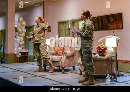 Team Minot Airmen partecipa al finale del mese della storia delle donne sulla base militare Minot Air Force base, North Dakota, 31 marzo 2021. Gli airmen hanno partecipato a conoscere la storia delle donne e hanno avuto la possibilità di acquistare l'arte fatta a mano in un'asta silenziosa. Foto Stock