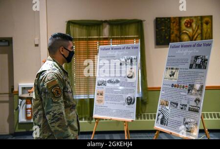 Team Minot Airmen partecipa al finale del mese della storia delle donne sulla base militare Minot Air Force base, North Dakota, 31 marzo 2021. Gli airmen hanno partecipato a conoscere la storia delle donne e hanno avuto la possibilità di acquistare l'arte fatta a mano in un'asta silenziosa. Foto Stock