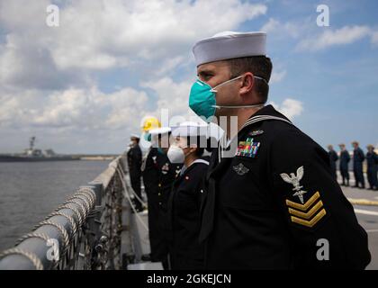 210331-N-RL695-1081 STAZIONE NAVALE MAYPORT (31 marzo 2021) marinai uomo le rotaie come la nave da combattimento litoranea USS Sioux City (LCS 11), è in corso, 31 marzo 2021. Sioux City opera nella seconda flotta degli Stati Uniti a sostegno delle operazioni navali per mantenere la stabilità e la sicurezza nell'Atlantico e nell'Artico al fine di garantire l'accesso, scoraggiare l'aggressione e difendere gli interessi degli Stati Uniti, alleati e partner. Foto Stock