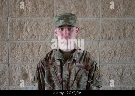 U.S. Air Force Airman 1st Class Colin Bracken, 822d base Defense Squadron Security Forces Fire team membro, pone per una foto, 31 marzo 2021, alla Moody Air Force base, Georgia. Bracken e il Senior Airman Jeremy Rowland, 822d BDS Security Forces Squad Systems Operator, hanno salvato uno studente della Valdosta state University da un incidente di quasi annegamento al Madison Blue Springs state Park, Florida, 27 marzo 2021. Foto Stock