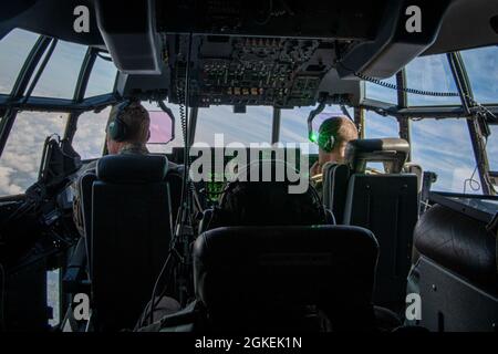 L'equipaggio dell'aeronautica degli Stati Uniti ha assegnato alla 492a ala di operazioni speciali e alla 1a ala di operazioni speciali, volano un AC-130J Ghostrider durante un volo di addestramento, Città di Panama, Florida, 31 marzo 2021. Il 492o Gruppo di addestramento delle operazioni speciali è la scuola ufficiale del comando delle operazioni speciali dell'aeronautica per l'AC-130J Ghostrider e MC-130H Talon II Sono responsabili della valutazione, dell'educazione e dello sviluppo professionale degli Airmen SOF e dello sviluppo rapido di corsi e tecnologie innovative per soddisfare i requisiti AFSOC emergenti. Foto Stock