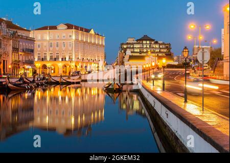 Moliceiros ormeggiato lungo il canale principale, Aveiro, Venezia del Portogallo, Beira Littoral, Portogallo Foto Stock