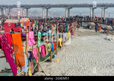 I pellegrini attraversano il Gange su un ponte di pontone improvvisato, Allahabad Kumbh Mela, il più grande raduno religioso del mondo, Utar Pradesh, India Foto Stock