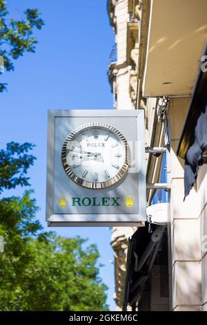 PARIGI, FRANCIA - 14 agosto 2021: Un primo piano verticale di un orologio Rolex di fronte a un negozio a Parigi, Francia Foto Stock