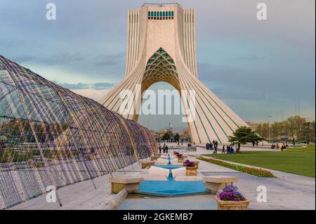 Azadi Tower, Borj-e Azadi Tower, Monumento alla libertà, precedentemente noto come Shahyad Tower and Cultural Complex, Teheran, Repubblica Islamica dell'Iran Foto Stock