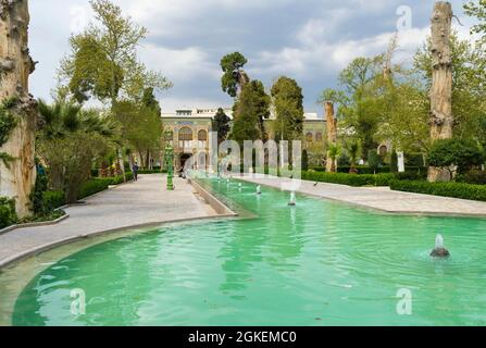 Palazzo Golestan, facciata e stagno, Teheran, Repubblica Islamica dell'Iran Foto Stock