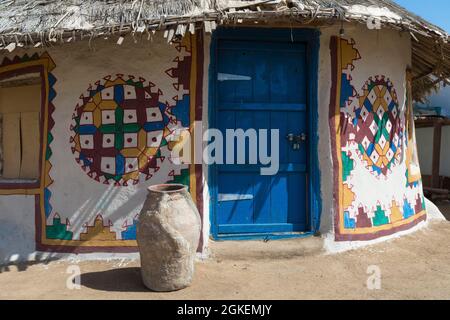 Khavda villaggio turistico, case, Grande Rann del deserto di Kutch, Gujarat, India Foto Stock