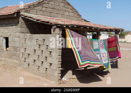 Khavda villaggio turistico, case, Grande Rann del deserto di Kutch, Gujarat, India Foto Stock