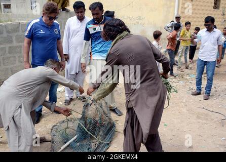 I lavoratori dell'Organizzazione sociale di Insan Dost si sono impegnati nella cattura di cani randagi durante la grande operazione contro cani randagi nella città portuale, sotto la supervisione del presidente DI IDSO Qaiser Mansoor nella zona di Yousuf Goth di Karachi martedì 14 settembre 2021. Foto Stock