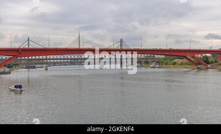 Belgrado, Serbia - 28 agosto 2021: Ponte sospeso Orange Gazela sul fiume Sava a Belgrado, Serbia. Foto Stock