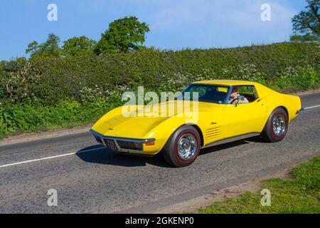 1971 70s giallo Chevrolet GMC Stingray 2dr coupé hardtop sulla strada per Capesthorne Hall classica mostra di maggio, Cheshire, Regno Unito Foto Stock