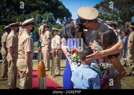 210401-N-YG104-0035 SAN DIEGO (APRILE 1, 2021) Capo del Master della forza James Osborne, Comandante, U.S. Naval Surface Force Pacific, abbraccia la sua famiglia dopo aver attraversato i ragazzi laterali per l'ultima volta della sua carriera navale. Osborne si ritirò dopo 34 anni di servizio durante una cerimonia alla base navale anfibia di Coronado. È uno dei Chief Petty Officer più longevi della Marina di oggi, con oltre 26 anni di attività nel CPO Mess. La sua carriera si è concentrata sul supporto, la promozione e la formazione dei marinai nel controllo dei danni – e sul ruolo fondamentale che svolge nel successo della nostra forza. Sta ritirando dopo una cura Foto Stock