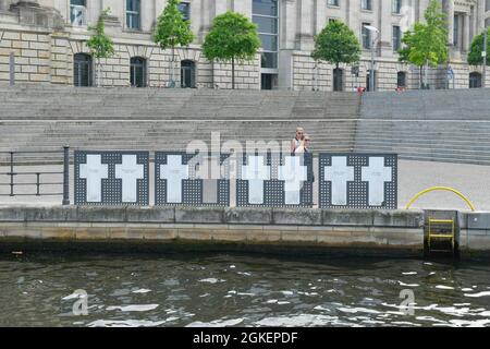Croci, muro morto, commemorazione, banca Reichstag, Tiergarten, Mitte, Berlino, Germania Foto Stock