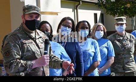 Il Colon Mark Dmytryszyn, comandante dell'ala della seconda bomba, parla durante la Parata militare dei bambini alla base dell'aeronautica militare di Barksdale, Louisiana, 1 aprile 2021. L'evento è stato per il mese della prevenzione degli abusi sui minori e per il mese del bambino militare, diffondendo la consapevolezza sulla gravità degli abusi sui minori e per onorare i sacrifici che i bambini devono fare essendo dipendenti militari. Foto Stock