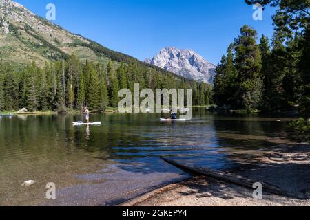 Wyoming, USA - 9 agosto 2021: Kayak e pedalò in barca sul lago String, nel Grand Teton National Park Foto Stock