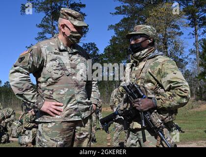 Briga dell'esercito degli Stati Uniti. Il Gen. Adam Flasch (a sinistra), direttore del personale congiunto della Guardia Nazionale del Maryland, parla con l'Esercito degli Stati Uniti II Lt. Isiah Chestnut III presso il United States Army Manuever Center of Excellence di ft. Benning Army base a Columbus, GA., 1 aprile 2021. Flasch ha visitato il centro di eccellenza dell'esercito degli Stati Uniti con i membri della Guardia Nazionale del Maryland e i partner statali delle forze armate della Bosnia-Erzegovina. Foto Stock