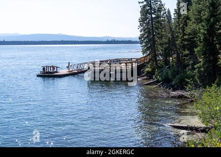 Wyoming, USA - 9 agosto 2021: I turisti aspettano sul molo una crociera in barca navetta per tornare al lago Jenny nel Parco Nazionale di Grand Teton Foto Stock