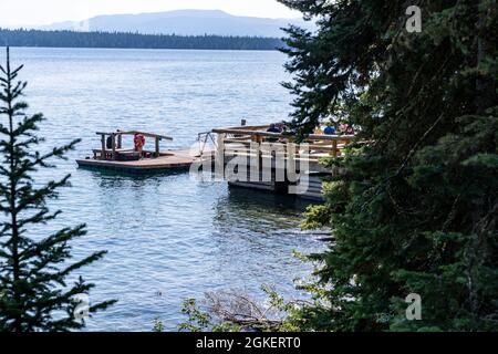 Wyoming, USA - 9 agosto 2021: I turisti aspettano sul molo una crociera in barca navetta per tornare al lago Jenny nel Parco Nazionale di Grand Teton Foto Stock