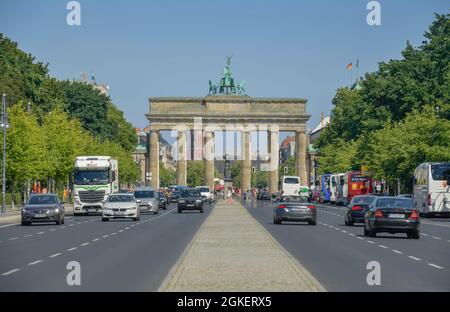 Porta di Brandeburgo, Strasse des 17. Juni, Platz des 18. Mitte, Berlino, Germania Foto Stock