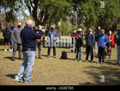 Harry (chip) Huey, il cappellano per Fort Stewart e Hunter Army Airfield Garrison, Cappellani e specialisti di affari religiosi dal 3° ID, Fort Stewart e HAAF durante un giro del personale al Fort Frederica National Monument, St. Simons Island, Georgia, 1° aprile. Il giro del personale si è concentrato sulla definizione di diverse prospettive storiche della spiritualità, discutendo John Wesley, un cappellano di Epworth, Inghilterra, che salpò in Georgia, con suo fratello, nel 1735, si è messo a portare il Vangelo in una nuova terra. Foto Stock