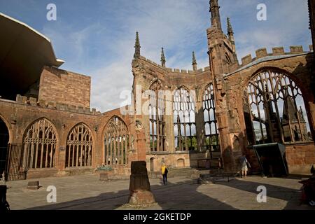 Rovine di mura di arenaria della Cattedrale di Coventry, eviscerate da bombe incendiarie durante la seconda guerra mondiale. Foto Stock