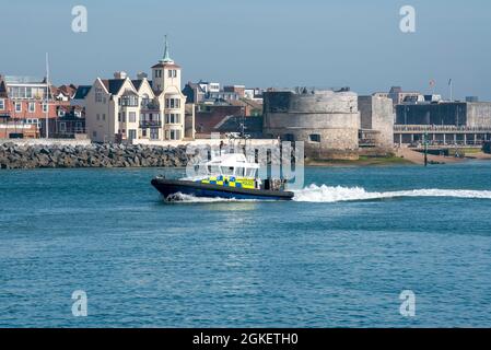 Portsmouth, Inghilterra, Regno Unito. 2021. Polizia pattuglia barca Gigha passando edifici storici la Torre rotonda, Old Portsmouth nel porto di Portsmouth, Regno Unito. Foto Stock