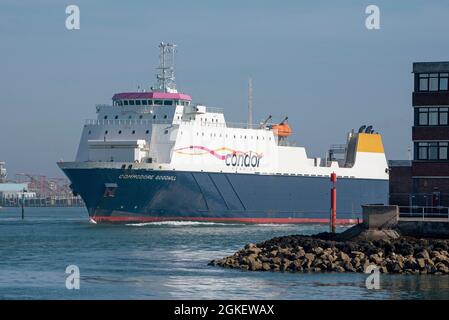 Portsmouth, Inghilterra, Regno Unito. 2021. Un veicolo commerciale roro traghetto Commodore Goodwill in corso a Portsmouth Harbour, Inghilterra, Regno Unito Foto Stock