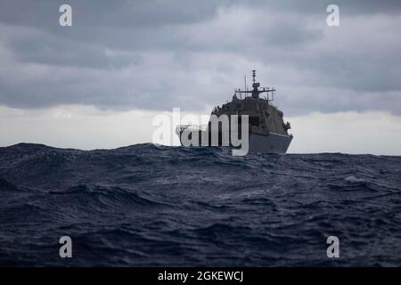 210401-N-RL695-1319 OCEANO ATLANTICO (1 aprile 2021) la nave da combattimento litoranea variante libera USS Sioux City (LCS 11), attraversa l'Oceano Atlantico, 1 aprile 2021. Sioux City opera nella seconda flotta degli Stati Uniti a sostegno delle operazioni navali per mantenere la stabilità e la sicurezza nell'Atlantico e nell'Artico al fine di garantire l'accesso, scoraggiare l'aggressione e difendere gli interessi degli Stati Uniti, alleati e partner. Foto Stock