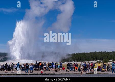 Wyoming, USA - 10 agosto 2021: Folle di turisti aspettano lungo le passerelle per far esplodere Old Faithful nel Parco Nazionale di Yellowstone Foto Stock