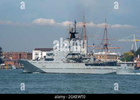 Portsmouth, Inghilterra, Regno Unito. HMS Mersey P283 una nave di pattuglia offshore di classe fluviale protegge i diritti di pesca britannici ritorna al porto di Portsmouth e al passante Foto Stock