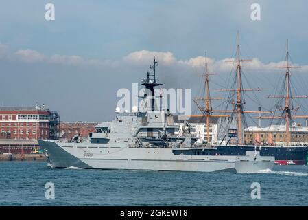 Portsmouth, Inghilterra, Regno Unito. HMS Mersey P283 una nave di pattuglia offshore di classe fluviale protegge i diritti di pesca britannici ritorna al porto di Portsmouth e al passante Foto Stock