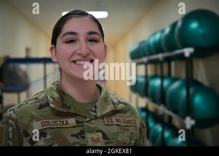 U.S. Air Force staff Sgt. Victoria Goluszka, 182nd Medical Group, tecnico medico aerospaziale pone per la foto nella Byron High School, Byron, Illinois, 1 aprile 2021. Goluszka sta attualmente servendo nella Guardia Nazionale dell'Illinois per somministrare le vaccinazioni COVID-19 ai residenti dell'Illinois. Foto Stock