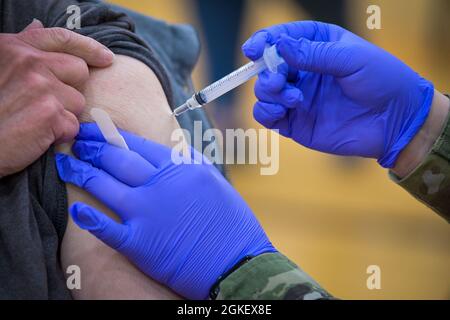 U.S. Air Force staff Sgt. Victoria Goluszka, 182nd Medical Group, tecnico medico aerospaziale somministra il vaccino nella Byron High School, Byron, Illinois, 1 aprile 2021. Goluszka sta attualmente servendo nella Guardia Nazionale dell'Illinois per somministrare le vaccinazioni COVID-19 ai residenti dell'Illinois. Foto Stock