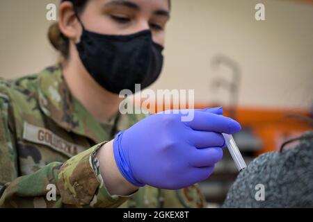 U.S. Air Force staff Sgt. Victoria Goluszka, 182nd Medical Group, tecnico medico aerospaziale somministra il vaccino nella Byron High School, Byron, Illinois, 1 aprile 2021. Goluszka sta attualmente servendo nella Guardia Nazionale dell'Illinois per somministrare le vaccinazioni COVID-19 ai residenti dell'Illinois. Foto Stock