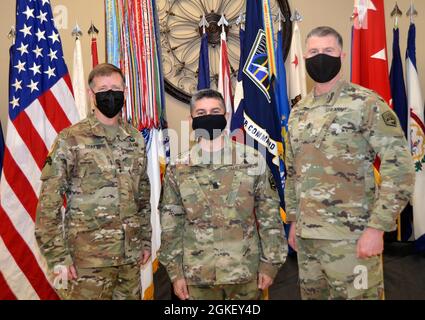 (Da sinistra a destra) Gen. Stephen G. Fogarty, comandante dell'Army Cyber Command degli Stati Uniti (ARCYBER); Command Sgt. Major Jack Nichols, il servente del comando ARCYBER entrante Major; e Sgt. Il Major Bart T. Larango, il sergente maggiore del comando ARCYBER in uscita (ad interim), si riunisce per una foto dopo l'assunzione della cerimonia di comando in cui Nichols assunse i doveri del capo e consigliere arCYBER, a Fort Gordon, GA., 2 aprile 2021. La cerimonia è stata condotta con un pubblico molto piccolo dal vivo e trasmessa dal vivo a un pubblico virtuale ed è stata condotta dopo COVID-19 Health and safety pract Foto Stock