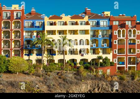 Tenerife, Spagna; 28 luglio 2015: Case colorate di Adeje. Foto Stock