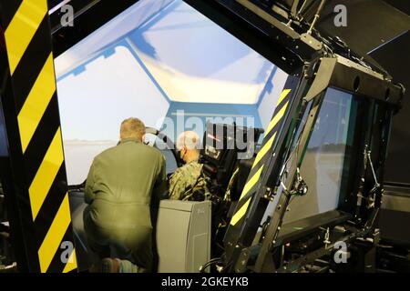 Lt. CMdR. Kurt Garman, Carrier Air Wing (CVW) 5 Landing Signals Officer, sinistra, briefing Vice ADM. Bill Merz, comandante, U.S. 7th Fleet durante una visita al complesso di addestramento operativo (OTC) fa-18 Simulator come parte di un tour di MCAS Iwakuni, Giappone, 2 aprile. Lo scopo della visita era quello di concentrarsi sull'impegno con le forze navali schierate in avanti come Carrier Air Wing (CVW) 5 che supportano le operazioni del Carrier Strike Group (CSG) 5 e della U.S. 7th Fleet. Foto Stock