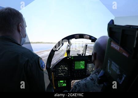 Lt. CMdR. Kurt Garman, Carrier Air Wing (CVW) 5 Landing Signals Officer, sinistra, briefing Vice ADM. Bill Merz, comandante, U.S. 7th Fleet durante una visita al complesso di addestramento operativo (OTC) fa-18 Simulator come parte di un tour di MCAS Iwakuni, Giappone, 2 aprile. Lo scopo della visita era quello di concentrarsi sull'impegno con le forze navali schierate in avanti come Carrier Air Wing (CVW) 5 che supportano le operazioni del Carrier Strike Group (CSG) 5 e della U.S. 7th Fleet. Foto Stock