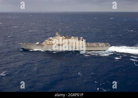 210402-N-RL695-1114 OCEANO ATLANTICO (2 aprile 2021) la nave da combattimento litoranea variante libera USS Sioux City (LCS 11), attraversa l'Oceano Atlantico, 2 aprile 2021. Sioux City opera nella seconda flotta degli Stati Uniti a sostegno delle operazioni navali per mantenere la stabilità e la sicurezza nell'Atlantico e nell'Artico al fine di garantire l'accesso, scoraggiare l'aggressione e difendere gli interessi degli Stati Uniti, alleati e partner. Foto Stock