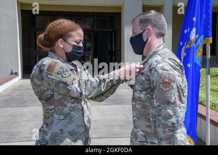 Maxwell AFB, Ala. - Capo Maestro Sergente Michael R. Morgan, Capo comando Maestro Sergente, 42nd Air base Wing, Maxwell Air Force base-Gunter Annex, Alabama, riceve la Legione di Merit Medal da Colonel eries L. Mentzer, Commander, 42nd Air base Wing, Maxwell Air Force base base, Alabama per il suo eccellente servizio mentre si trova al Maxwell. Foto Stock